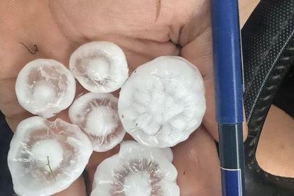 Una muestra del granizo que cayó ayer.