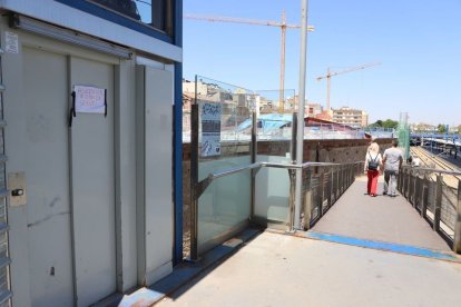 Ascensor de la pasarela, fuera de servicio. - MAGDALENA ALTISENT