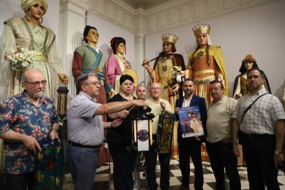 La Casa dels Gegants acogió ayer la presentación de los actos de la festividad de Sant Jaume. - MAGDALENA ALTISENT