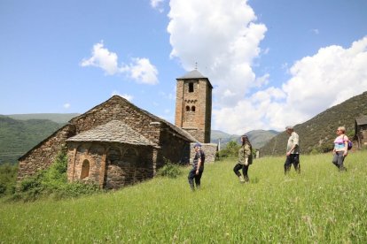 Turistas junto al templo románico de Surp, en el Pallars Sobirà. - EDGAR ALDANA