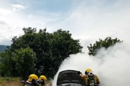 Bomberos durante la extinción. - BOMBERS