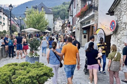 Los turistas llenan las calles de municipios como Naut Aran este fin de semana, en los inicios de la campaña de verano. - ACN