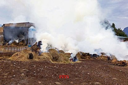 Incendi al paller de Castellar de Tost. - BOMBERS DE LA GENERALITAT
