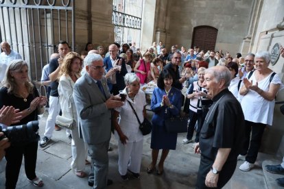 Desenes de fidels van esperar Salvador Giménez després de la missa per compartir un refrigeri de comiat. - AMADO FORROLLA