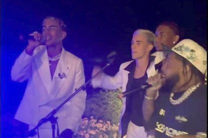 Lamine Yamal cantando junto a Gavi, Balde y el artista Chimbala.