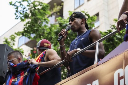 Lamine Yamal durant la celebració de la rua del Barça com a campió de Lliga i Copa de pla temporada 2024-25.