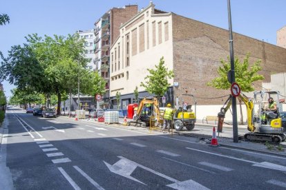Operarios trabajando ayer en la renovación de farolas en Prat de la Riba. - ÀLEX SAMPER