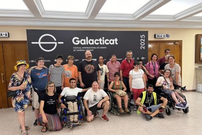 Miembros de la Associació Alba, primeros espectadores ayer del Galacticat en los Cinemes Majèstic. - GALACTICAT