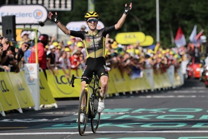 Simon Yates, en el moment de travessar la meta com a guanyador. - EFE