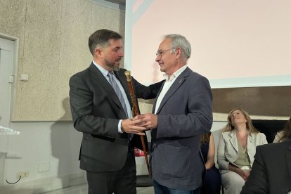 Serra recibió la vara de alcalde de Puigcerdà del edil saliente, Jordi Gassió (d). - ACN
