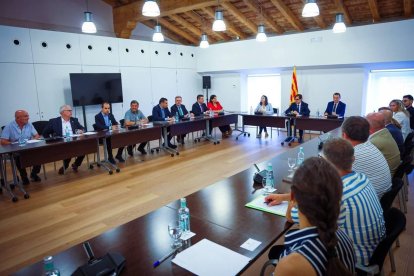 El president Illa i els consellers Parlon i Ordeig, ahir amb els alcaldes i altres autoritats de Lleida. - CARMINA MARSIÑACH