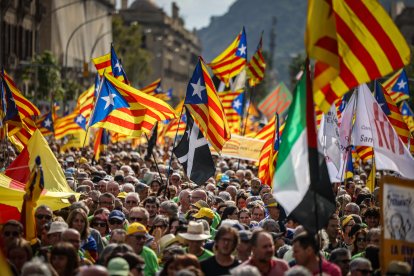 Banderas entre los asistentes a la movilización de Barcelona convocada por las entidades independentistas por la Diada.