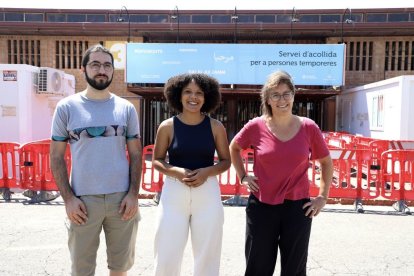 El edil de Almacelles, Marc Dalmau, la diputada Viviane Ogou y la concejala de Lleida, Laura Bergés. - MAGDALENA ALTISENT