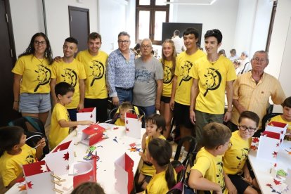 Imatge del taller de fanalets de l’Agrupació Ilerdenca de Pessebristes celebrat ahir a l’IEI. - MAGDALENA ALTISENT