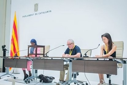 Taula de la sessió constitutiva del Parlament amb les dos alumnes de la UdL. - SERGI RAMOS LAVEDESA