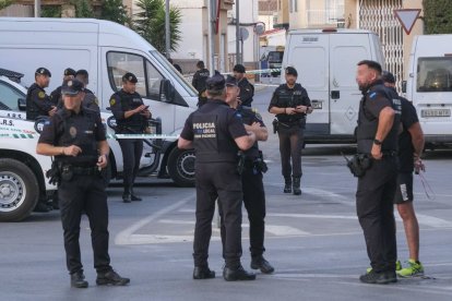 Agents de la Guàrdia Civil i Policia Local a Torre Pacheco. - EFE/ PABLO MIRANZO