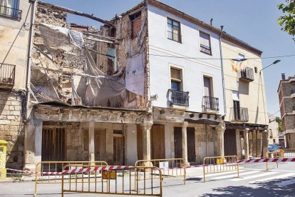 Imatge dels habitatges afectats amb les tanques que impedeixen el pas. - LAIA PEDRÓS