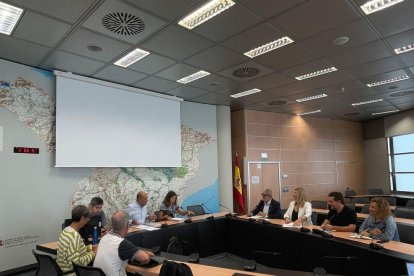 Imatge de la reunió que Larrosa i Iglesias van mantenir ahir amb el president de la CHE a Saragossa. - AJUNTAMENT DE LLEIDA
