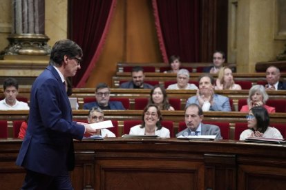 El presidente de la Generalitat, Salvador Illa, tras presentar el Plan de Infraestructuras en el Parlament. - EUROPA PRESS