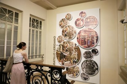 Mural fotogràfic amb imatges antigues de Lo Baratillo de Lleida, a l’escala del Casino Principal. - MAGDALENA ALTISENT