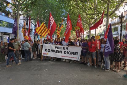 Un moment de la concentració sindical davant la seu de Coell.