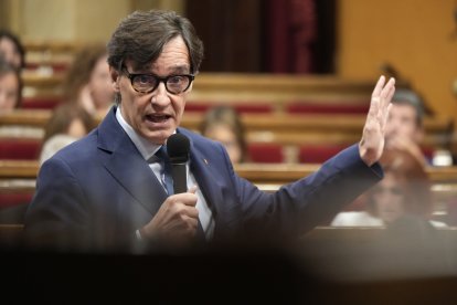 El president de la Generalitat, Salvador Illa, durant la sessió de control al Parlament.