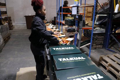 Cajas de fruta y verdura de Talkual a punto de ser enviadas.