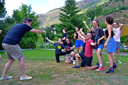 Ensayo ayer en Esterri d’Àneu de alumnos del Aula de Teatre de Lleida, dirigidos por Ramon Molins. - ORIOL RIART
