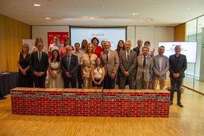 Foto de família de premiats, autoritats i de la Fundació Mapfre amb la infanta Elena al centre. - ÀLEX SAMPER