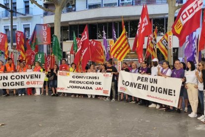 Concentración organizada ayer frente a la sede de la Coell a favor de la reducción de jornada. - J. MARTÍNEZ
