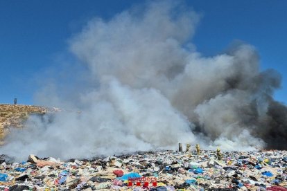 Efectivos de los Bomberos trabajando en la extinción. - BOMBERS