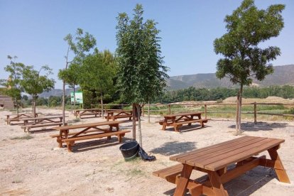 La zona de pícnic del aparcamiento de autocaravanas de La Granja. - AJUNTAMENT DE LA GRANJA D’ESCARP