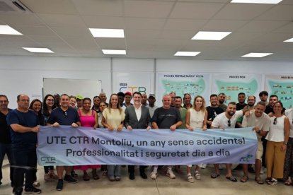 La plantilla de trabajadores de FCC en la planta de Montoliu.