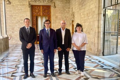 El conseller Ordeig y el president Illa, con Joan Carles Massot y Teresa Montanuy en nombre de JARC. - JARC