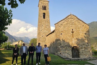 Representants institucionals, ahir al costat de l’església romànica de Sant Climent de Coll de Nargó. - IEI