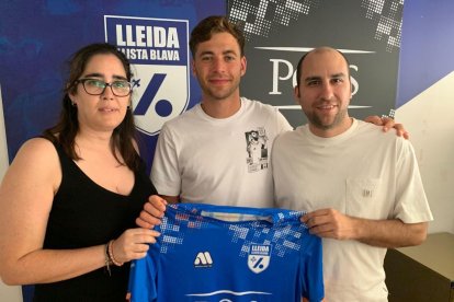 Ciocale, en el centro, con la vicepresidenta Mireia Martínez y el técnico Edu Amat en su presentación. - LLEIDA LLISTA