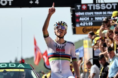 L’eslovè Tadej Pogacar celebra a la meta la seua victòria en la primera gran etapa pirinenca. - EFE