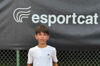 Miquel López, con el trofeo de campeón provincial.