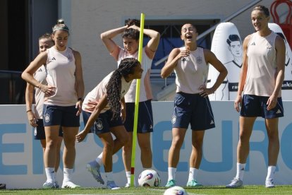 Jugadores de la selecció espanyola, ahir durant l’entrenament a Berna. - EFE