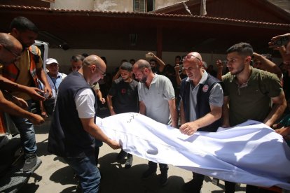Trasladan a uno de los fallecido en el ataque a la iglesia. - EUROPA PRESS