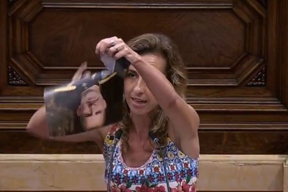 El momento en el que la diputada rompe la fotografía.