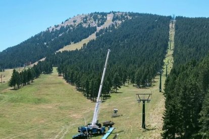 Técnicos revisan estos días el telesilla del Querol. - PORT DEL COMTE