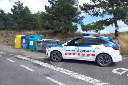 Un vehicles dels Mossos davant una illa de contenidors. - CC SOLSONÈS
