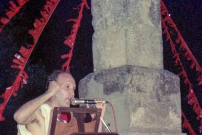 Miquel Parramon, impulsor de la Bakanal, en 1995 y en 2005 con su ‘caprgrós’ de homenaje. Este año la figura de Bacus inspirada en Jaume Ribalta cumple 15 años. - X.SANTESMASSES / C.MARSIÑACH