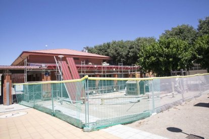 Obres a la teulada del menjador de l’escola L’Estel. ; Array