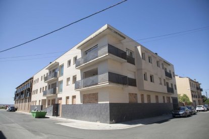 El bloque de pisos quedó abandonado con la crisis inmobiliaria del 2008. ; Array