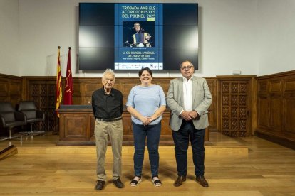 Artur Blasco, Estefania Rufach i Celestí Vilà, ahir en la presentació a l’IEI de la Trobada. - IEI