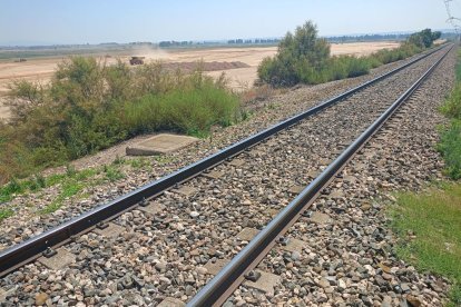 Un camió treballa en la primera fase d’obres del port sec de Tamarit de Llitera, al costat de la via de tren Saragossa-Lleida. - E.B.D.