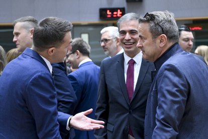 El secretari d'estat de la UE, Fernando Sampedro, conversant amb el ministre d'Afers Europeus de Polònia i de Luxemburg durant la reunió d'aquest divendres.