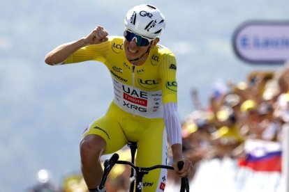 Pogacar celebra su victoria en la contrarreloj, que le acerca a su cuarto Tour. - EFE